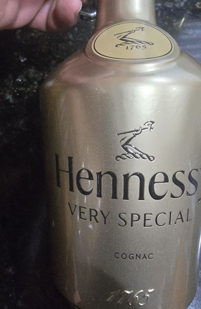 Gold bottle Hennessy 