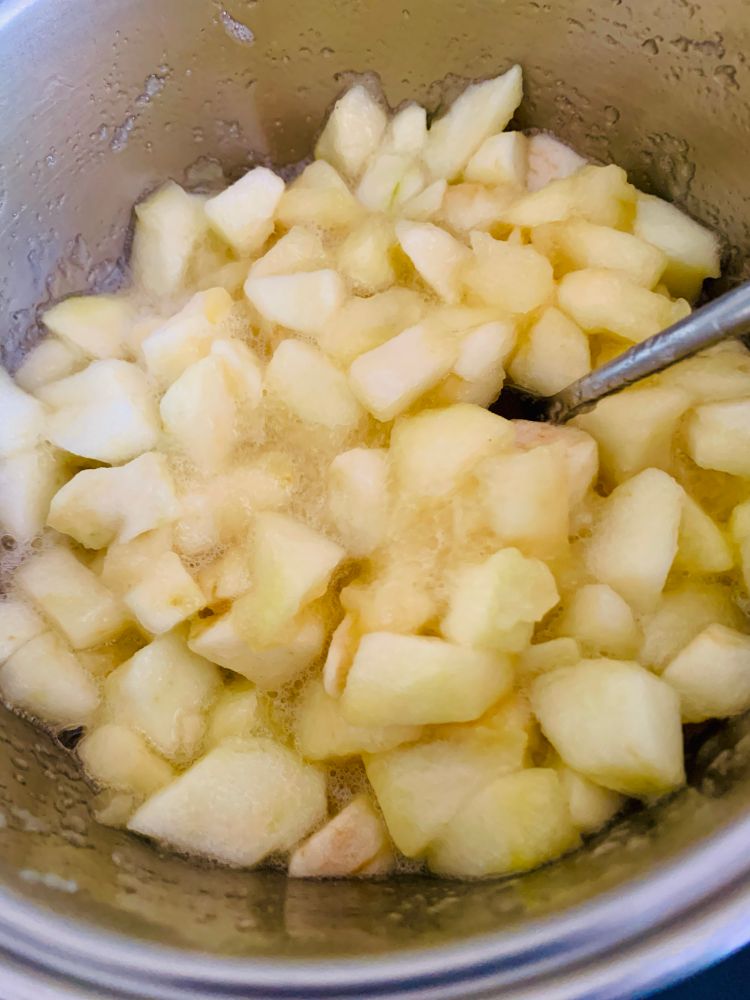 Stewing some apples.
