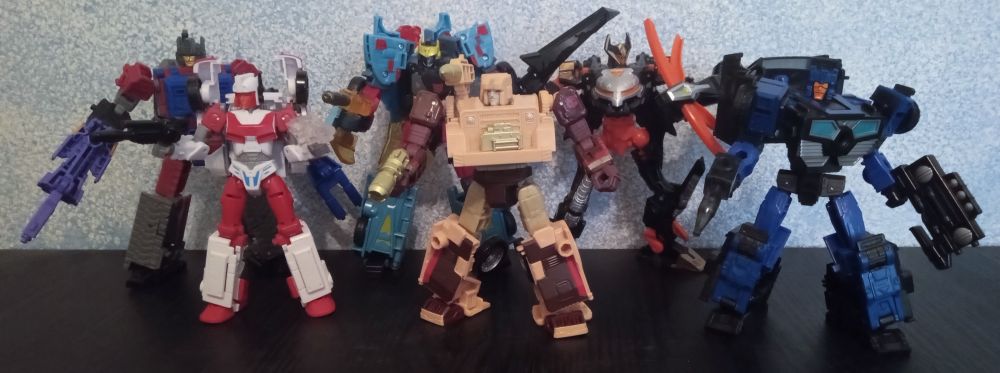 At time of posting the currently available Deluxes are:
-Quake
-Minerva
-Cybertron Hot Shot 
-Detritus
-Cybertron Sideways
-Crankcase