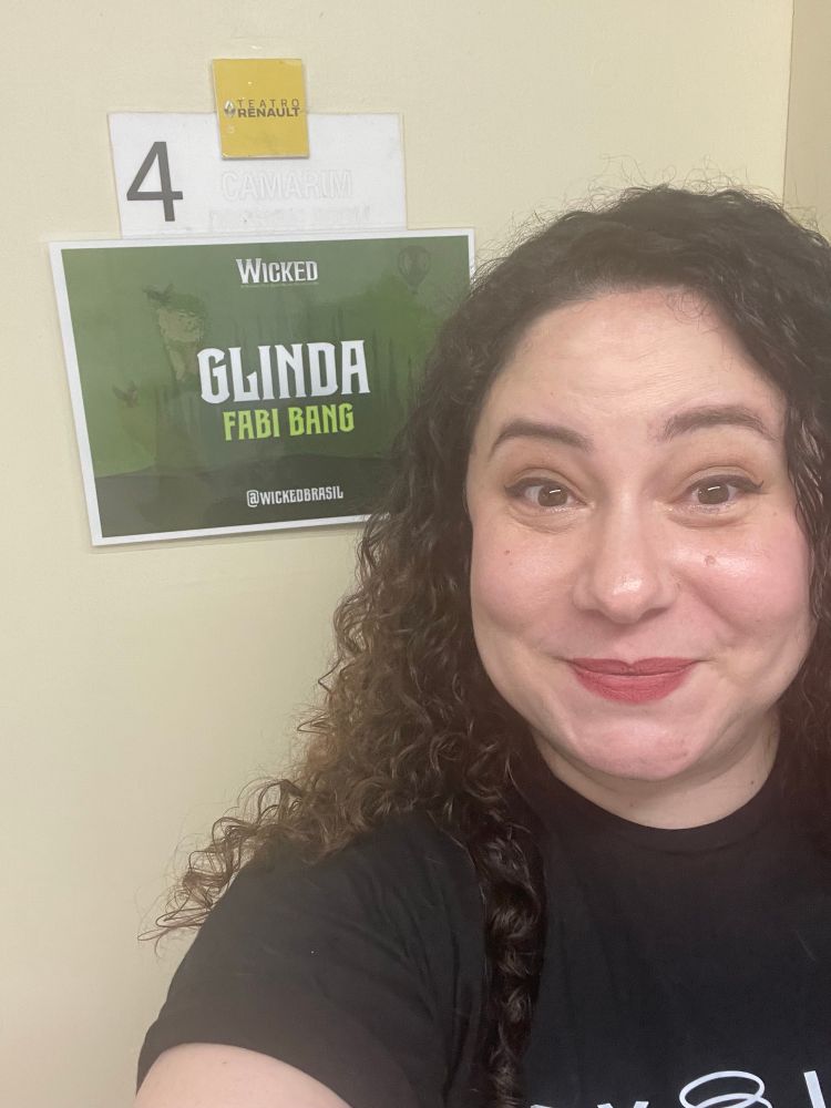 Selfie minha em frente a porta do camarim da Glinda (Fabi Bang)