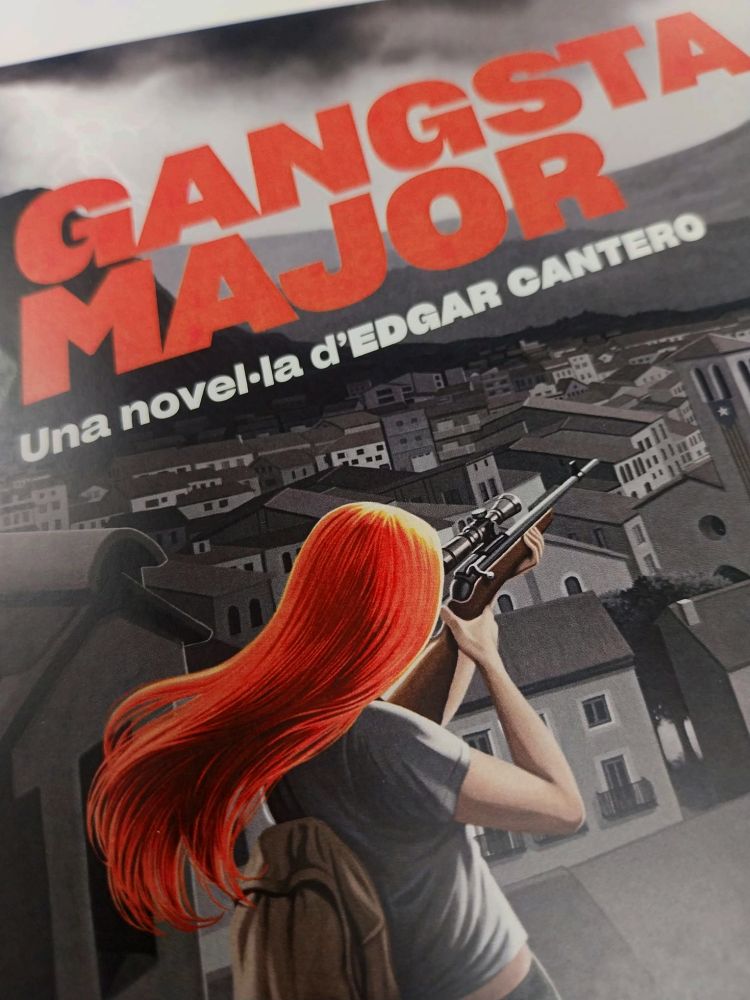 Coberta de 'Gangsta major', "una novel·la d'Edgar Cantero". Surt una noia pèl-roja amb un fusell apuntant al campanar d'un poble.