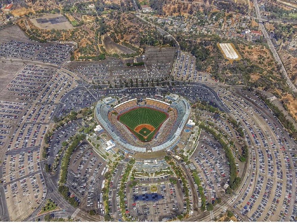 Vue aérienne du Dodger Stadium (nord de Los Angeles).
On peut voir un stade de base ball perdu au milieu d'une mer d'asphalte qui est une multitude de parkings géants.