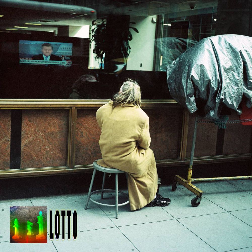 Pochette de l'album LOTTO par They Are Gutting a Body of Water.
Une personne vêtue d'un manteau beige est assise sur un tabouret à l'extérieur, face à une fenêtre où l'on aperçoit une télévision diffusant les informations. Un caddie couvert se trouve à proximité. L'ambiance est contemplative.