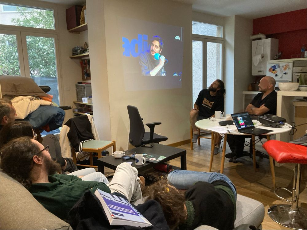 Photo des membres du Cortecs affalé dans un canapé regardant une vidéo de Albert Moukheiber à Radio Nova 