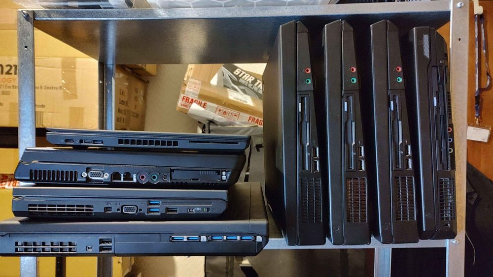 A photo showing various ThinkPads. On the left, there is a T480, Z61m, W530 and W700 stacked on top of each other. On the right, there is a G40, G41, G50 and A30p standing next to each other.
