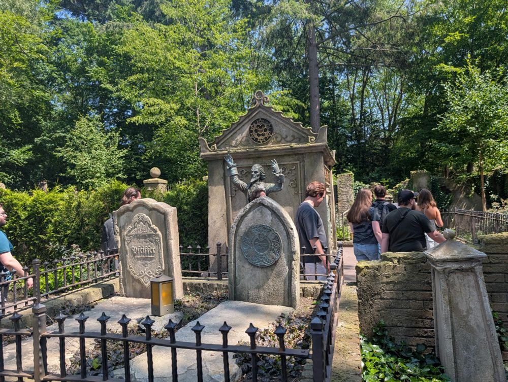 Queue line for dance Macabre at Efteling.