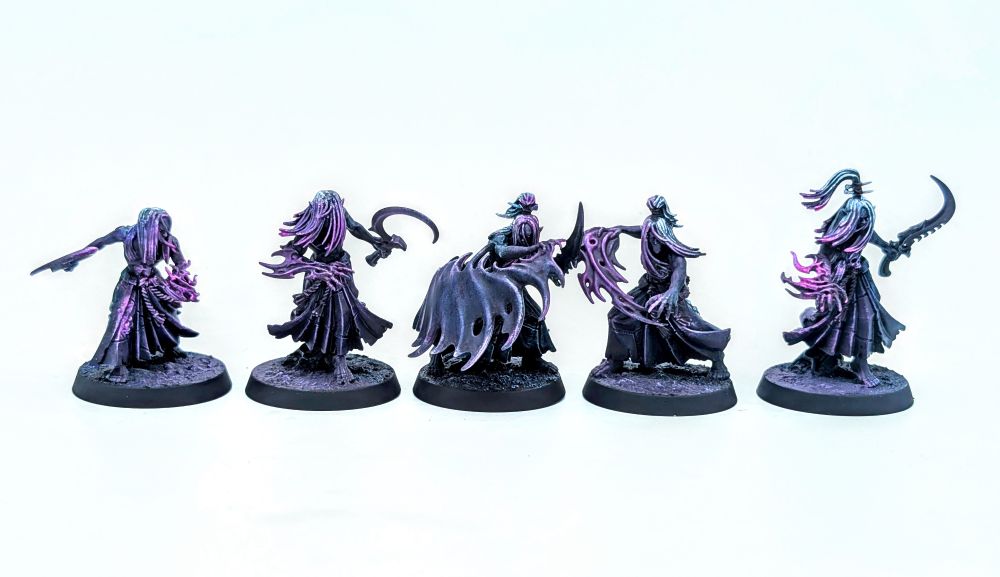 A group of 5 Shadowy Dark Eldar. Pink/purple flames burn across their skin
