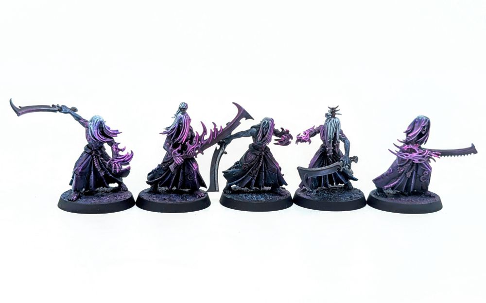 A group of 5 Shadowy Dark Eldar. Pink/purple flames burn across their skin