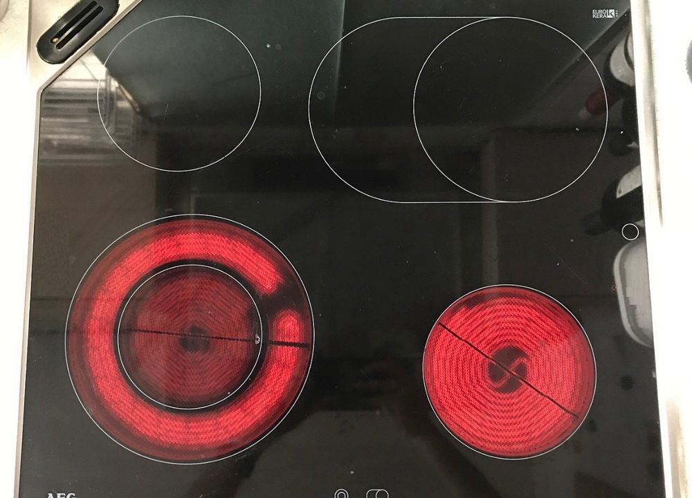 Herd Ceranfeld mit 2 aktiven (heizenden) herdplatten in rot