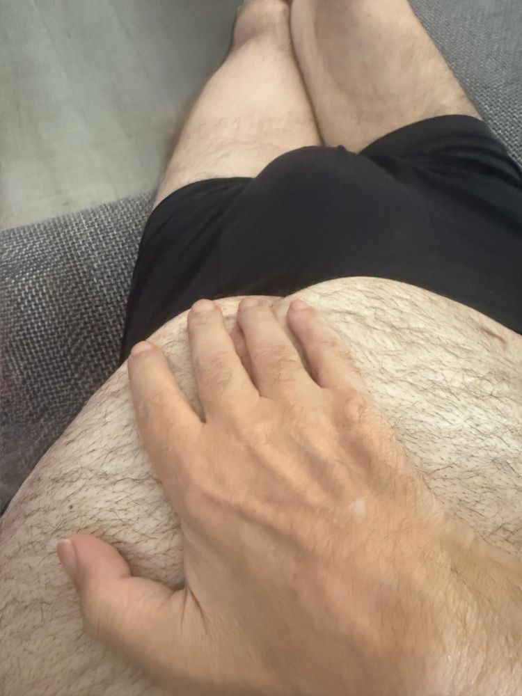 Ich lümmele auf der Couch, die Beine ausgestreckt, meine rechte Hand liegt auf dem nackten Bauch und verdeckt die OP Narbe 