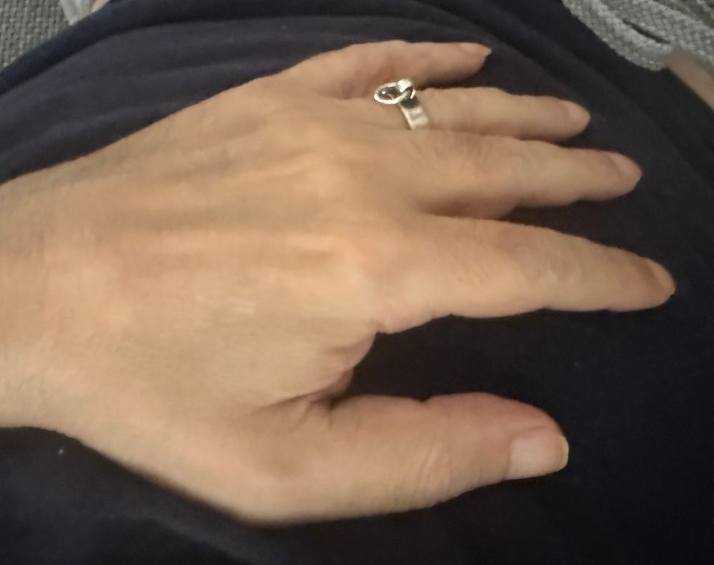 Meine linke Hand mit dem (O)Ring am Ringfinger