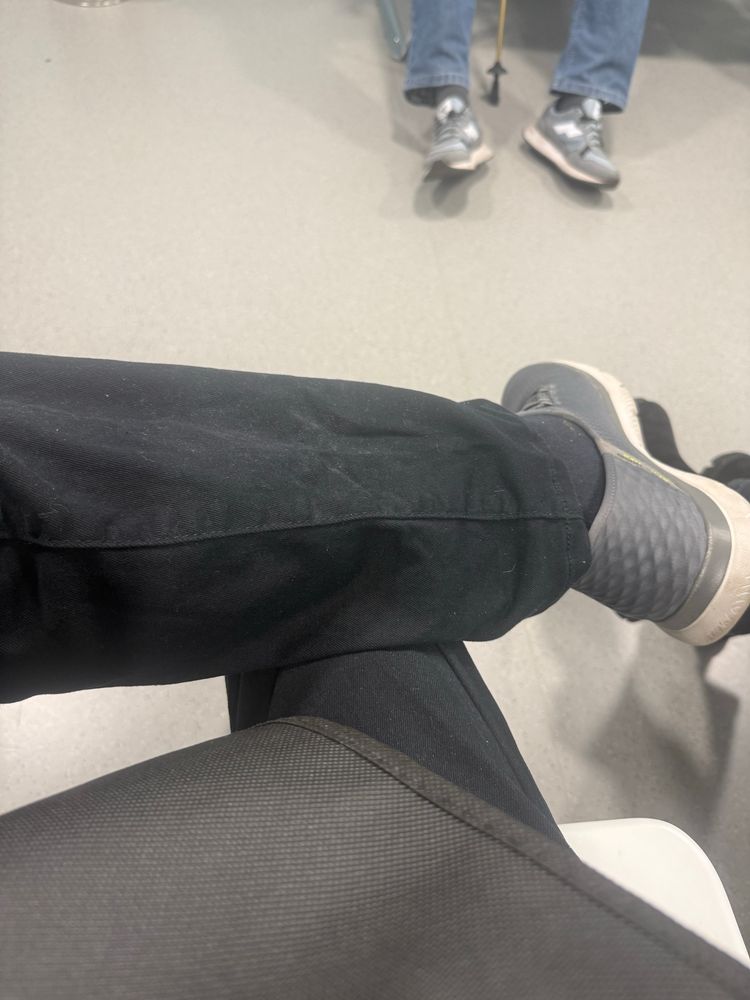 Beine und Boden beim Warten in der Tagesklinik