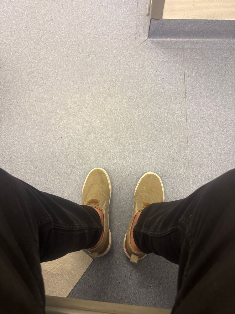 Boden mit Füßen in der Klinik