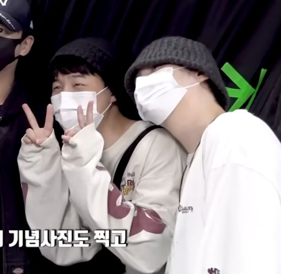 Yoongi leaning his head on Jimin's shoulder