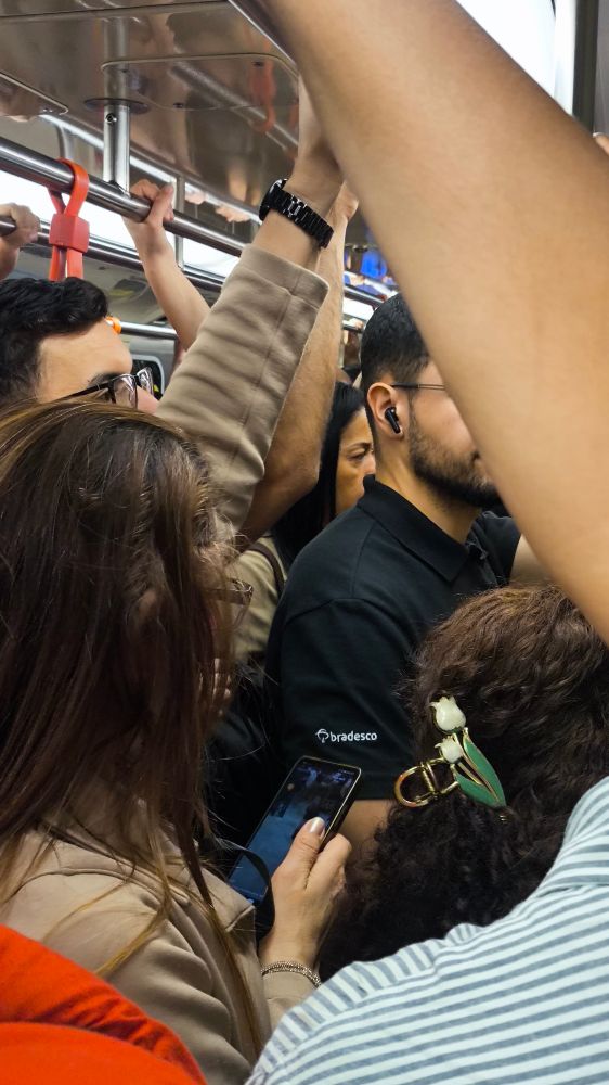 Foto da minha visão de um trem lotado no horário de pico.