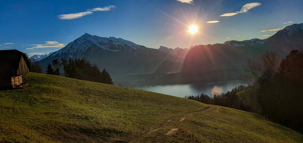 Untergehende Abendsonne im Berner Oberland