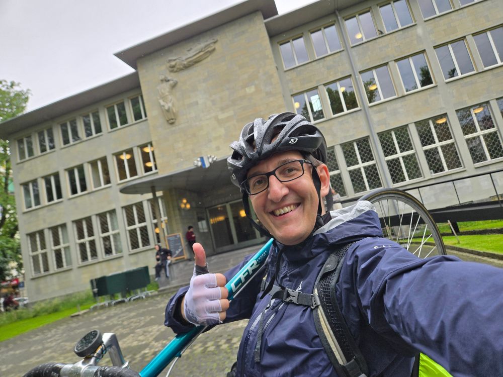 Benjamin Flämig mit Rennvelo über der Schulter vor dem Standort Sempacherstrasse der ZHB Luzern.