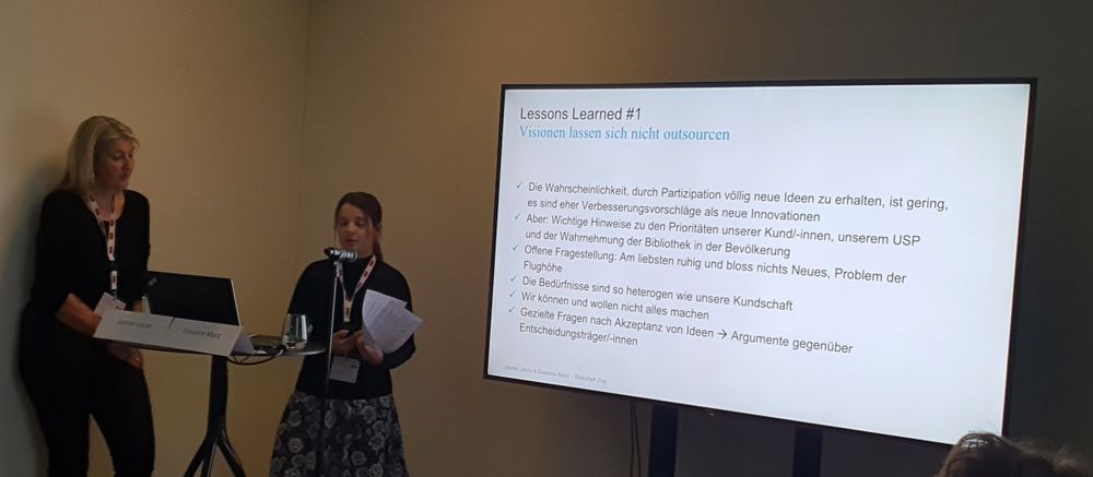 Jasmin Leuze und Susanne Manz präsentieren die Lerneffekte aus ihrer partizipativen Strategieprozess.