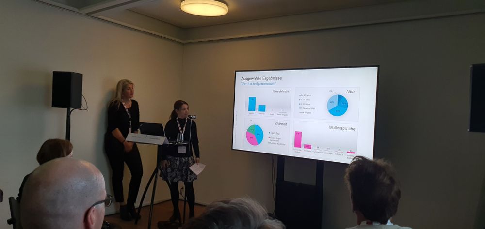 Jasmin Leuze und Susanne Manz berichten auf dem Schweizer Bibliothekskongress 2023 von der Bevölkerungsbefragung im Rahmen ihrer Strategieentwicklung für die Bibliothek Zug.