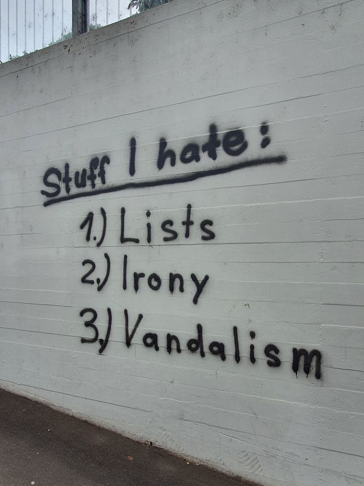 Graffiti auf einer Bahnhofwand in Kaiseraugst (CH) Eine Liste mit dem Titel "Stuff I hate" wurde gesprayt. 3 Einträge hat die Liste: 1. Lists 2. Irony 3. Vandalism