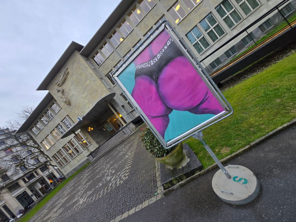 Plakat vor der ZHB Luzern am Standort Sempacherstrasse. Ein pinkfarbener Hintern mit "Wissen ist sexy" Schriftzug auf der Unterhose. Gezeichnet im Rahmen eines Plakatwettbewerbs von Studierenden der Hochschule Luzern Design Film Kunst.