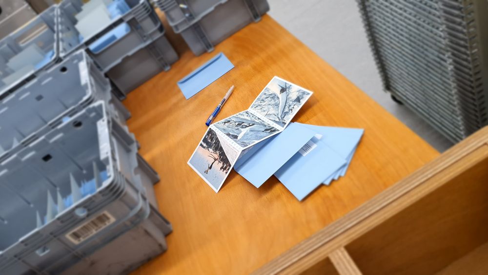 Weihnachtskarte der ZHB Luzern auf einem Tisch mit zahlreichen Postboxen.