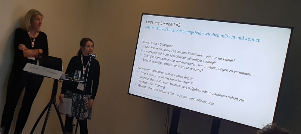 Jasmin Leuze und Susanne Manz präsentieren die Lerneffekte aus ihrer partizipativen Strategieprozess.