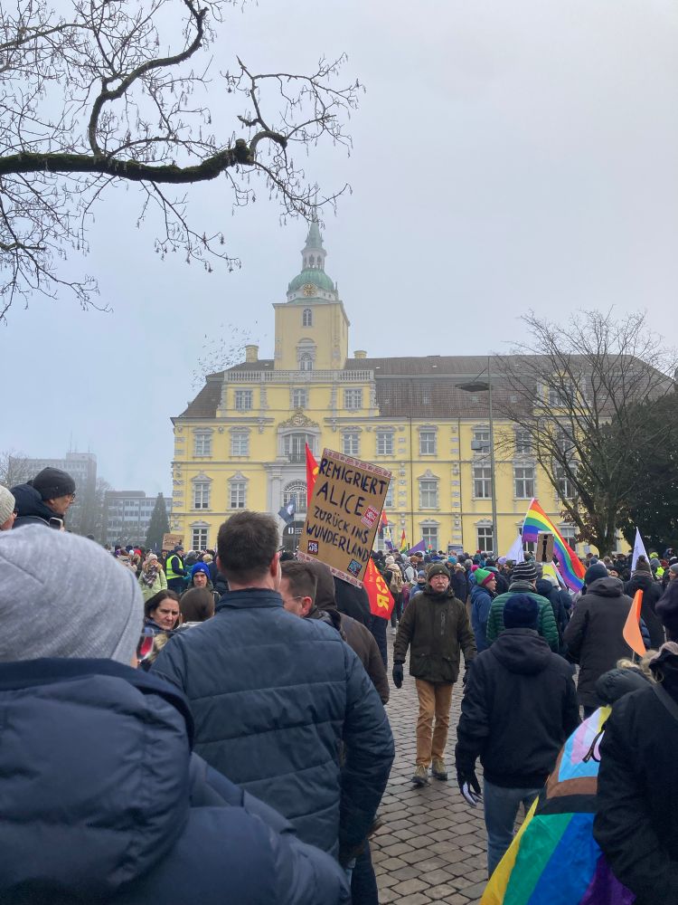 Demo gegen Rechtsextremismus vor dem Oldenburger Schloss