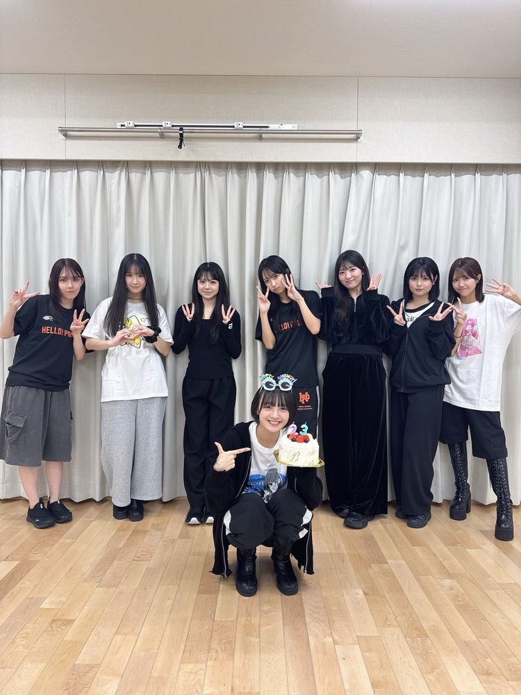 Group photo with Madopi holding a birthday cake in the middle.