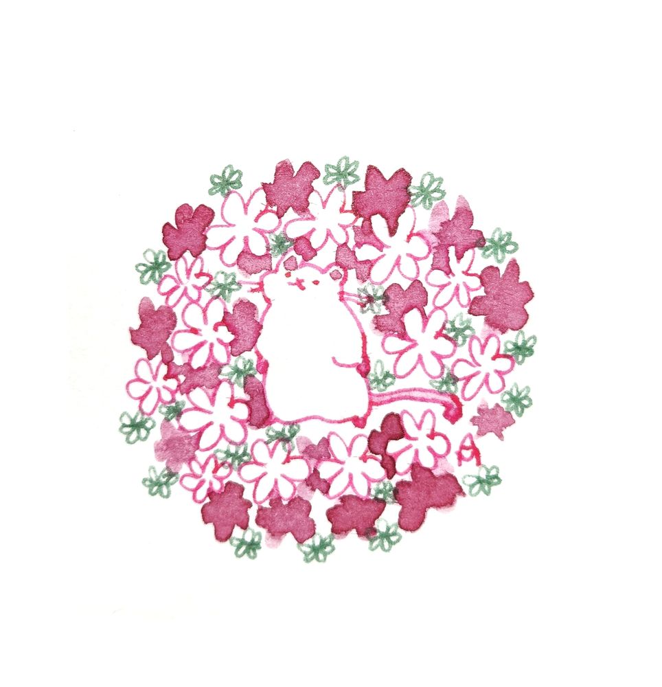 분홍 꽃들 사이에 뽀루퉁한 표정으로 서있는 하얀 쥐 그림입니다. 분홍색 잉크와 물감, 녹색 잉크로 그려졌습니다.