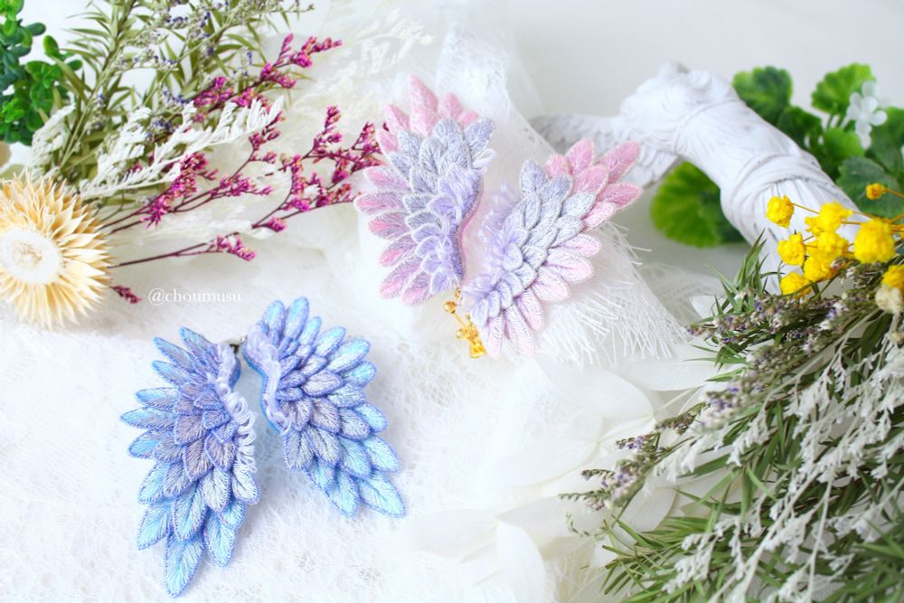 #刺繍 #立体刺繍 #embroidery #鳥の羽 #翼 #刺繍ブローチ #刺繍イヤリング#刺繍ピアス   #鳥好きさんと繋がりたい #ハンドメイドインジャパンフェス #野鳥