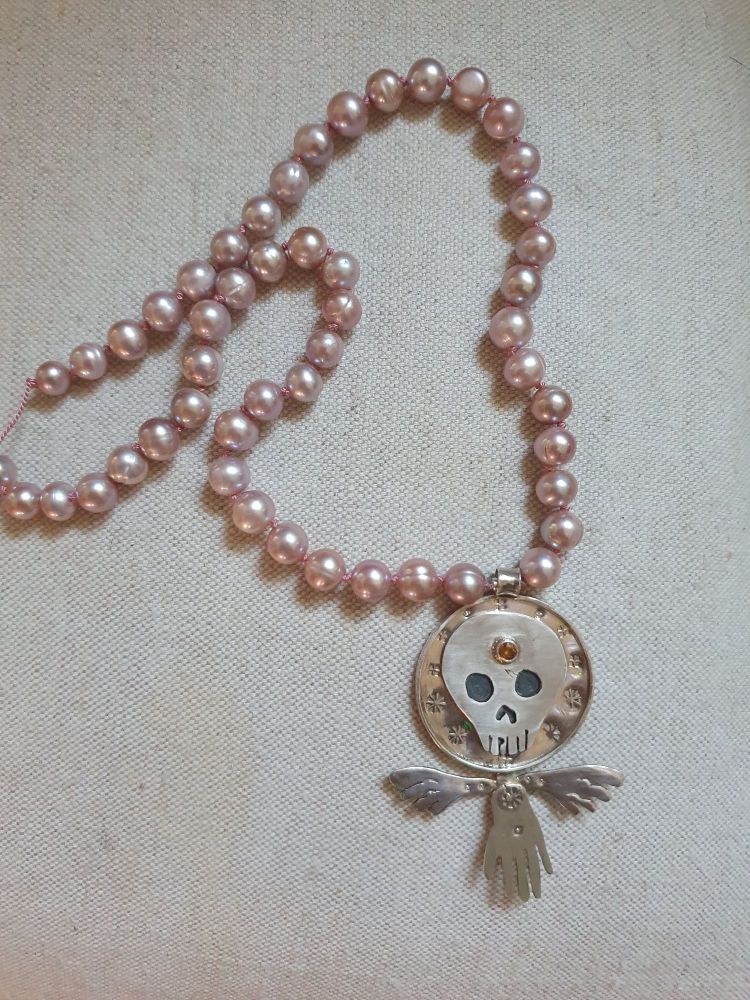 Sötvattenspärlor, silver och gul safir. Nu fattas bara ett lås.