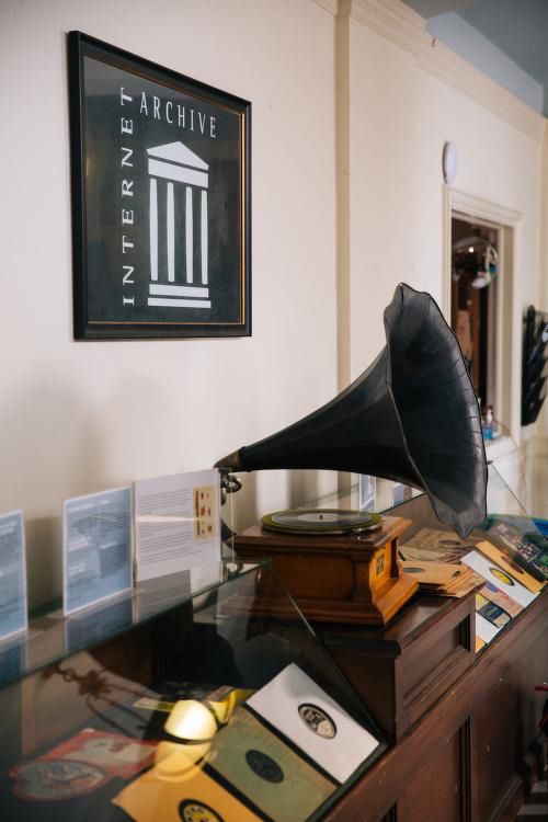 A 78 rpm player in the foyer of the Internet Archive.