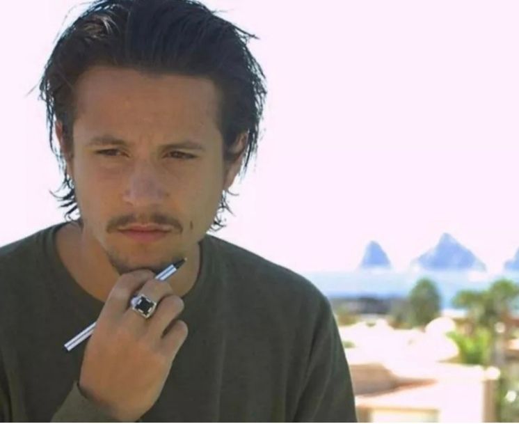 Meme de Nekfeu qui "pense", stylo à la main