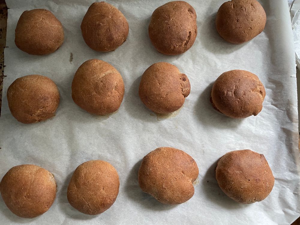 Bakblik met 12 speltbroodjes