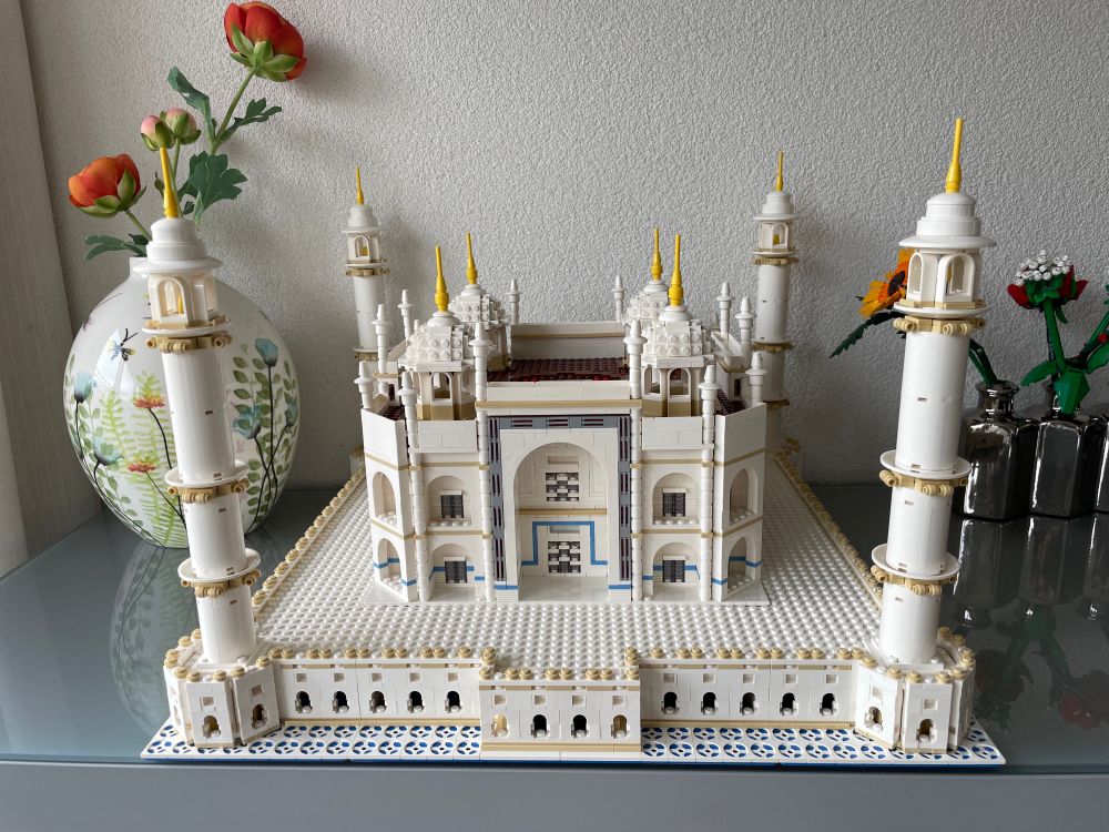 Taj Mahal van LEGO staat op een kast. Bijna af. 