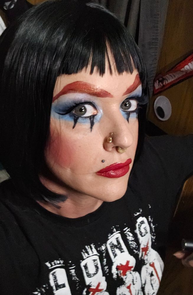 Clown girl wearing a lung band tshirt