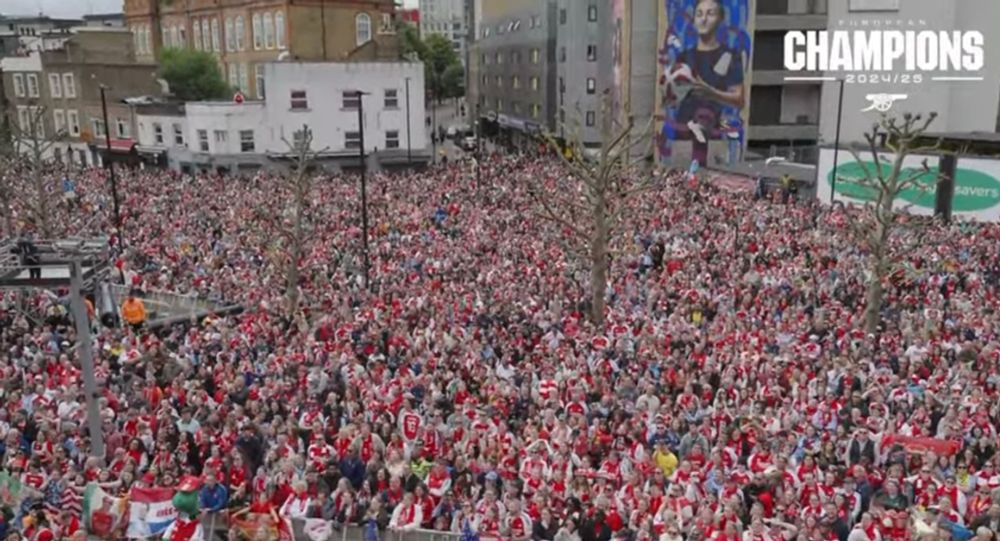 Arsenal WFC celebrating the CL trophy in London