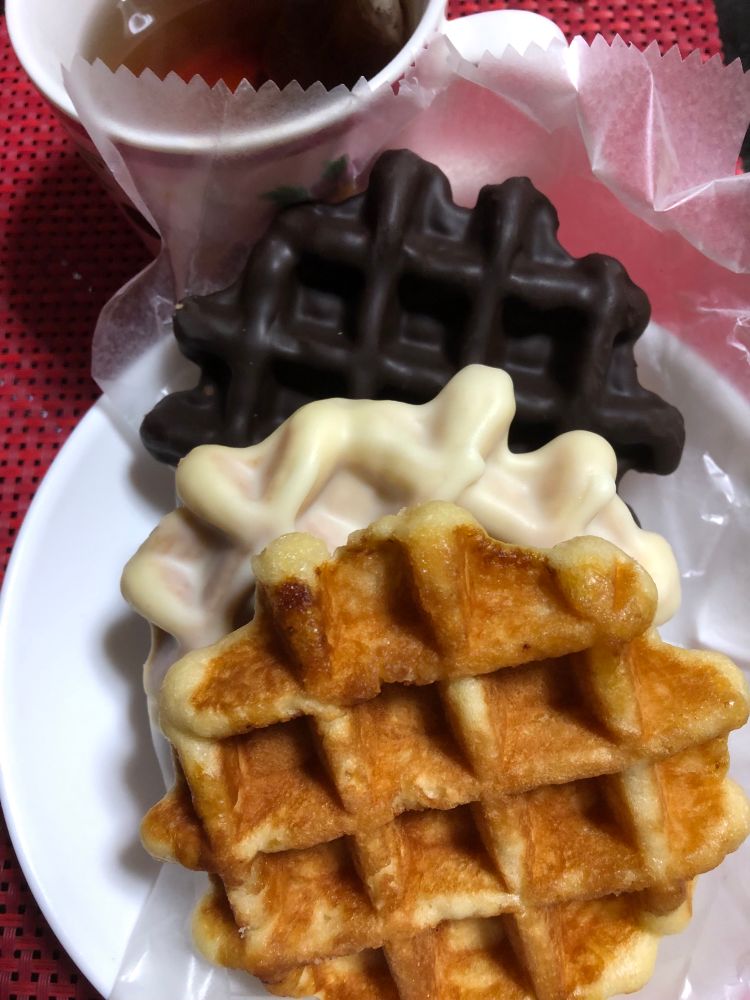 メープルワッフルとホワイトチョコワッフルとチョコワッフルの写真