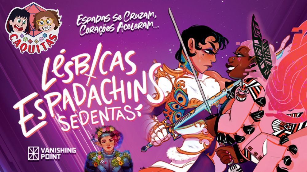 Num fundo roxo, duas lésbicas espadachins se encaram com tesão enquanto as espadas se cruzam, uma vestindo uma roupa em branco e dourado, e a outra vestida de rosa. Vemos o título, Lésbicas Espadachins Sedentas, a frase espadas se cruzam, corações aceleram, e a logo da Vanishing Point. Também uma ilustração da convidada, Flávia, com uma coroa de flores. Logo do Caquitas no canto superior esquerdo.