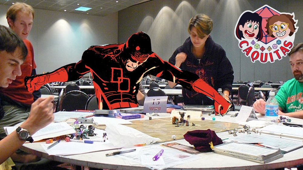 Pessoas ao redor de uma mesa jogando RPG. Dentre elas, o Demolidor, personagem da Marvel vestindo seu uniforme vermelho. Logo do Caquitas no canto superior direito.