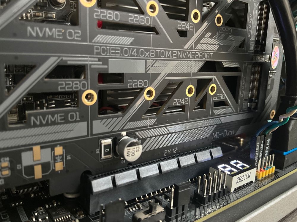 在一个NAS机箱中有一块主板,其上的故障检测卡显示结果为AA(全部正常).