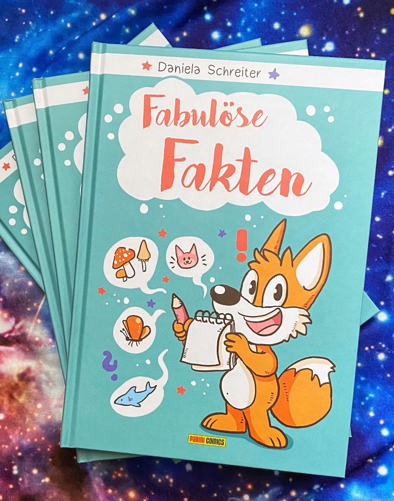 Foto: Ein Stapel Fabulöse Fakten Comics: Das Cover ist hellblau und ein Comicfuchs mit einem Notizblock ist darauf zu sehen. Um ihn herum sind Sprechblasen mit Symbolen wie Schmetterling und Hai.
