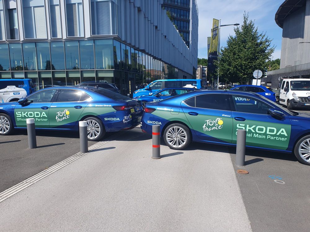 Voitures du Tour de France qui bloquent une piste cyclable.