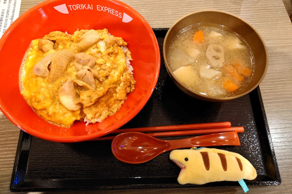 某フードコートでライブ帰りにサクッと食べた。鶏汁もつけて満足。