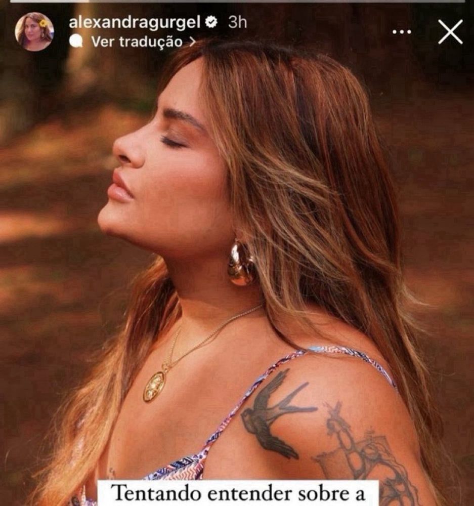 story de Alexandra Gurgel, mais conhecida como "tia xanda" virada para o lado esquerdo e de olhos fechados contemplativa, na imagem está escrito "Tentando entender sobre a"
