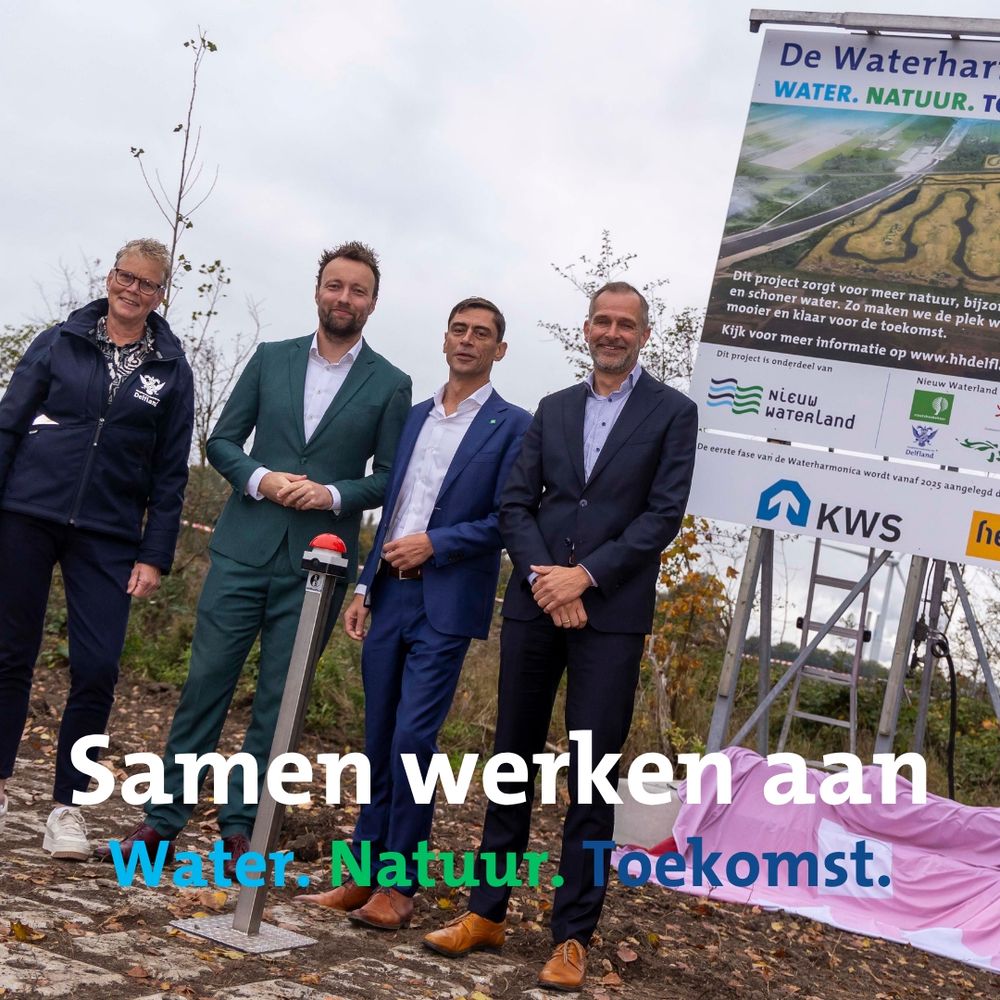 V.l.n.r. Hoogheemraad Nieske Dijkshoorn, Hoogheemraadschap van Delfland, wethouder Koen Kegel Gemeente Vlaardingen, directeur Paul Laudy Staatbosbeheer Zuid-Holland, Erik Bongaards directeur uitvoering Provincie Zuid-Holland bij de onthulling van het bouwbord van project de Waterharmonica in Vlaardingen.