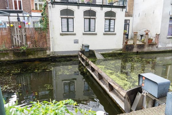 Klepstuw in de binnenstad van Delft.