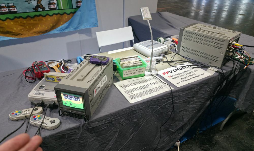 Atelier de FFVIMan posé avec de notamment deux écrans Sony PVM et quelques outils vu de trois quart