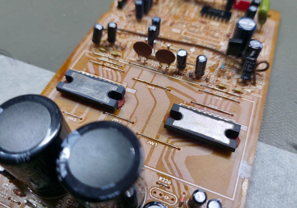 PCB avec différents condensateurs. Ainsi que deux puces NEC sans leur patte thermique